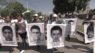 Demonstranten mit Fotos von vermissten Angehörigen
