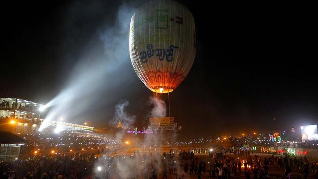 Ein Heißluftballon beim Tazaundangi-Festival