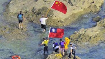 Aktivisten setzen Flaggen von China und Taiwan auf den Diaoyu-Inseln. 