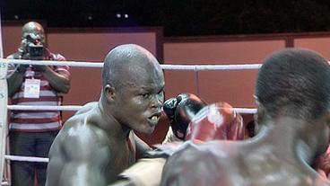 Zwei Männer aus Ghana bei einem Boxkampf.