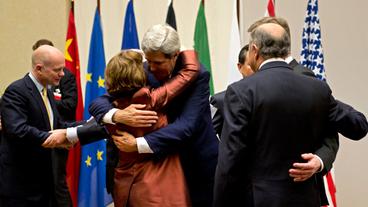  Verhandlungsteilnehmer umarmen sich nach der Atomeinigung