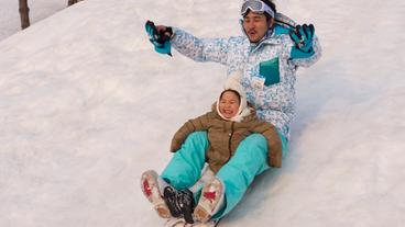 Vater mit seiner Tochter in Zhangjiakou im Schnee