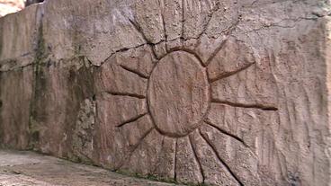 Sonne in einen Stein gehauen