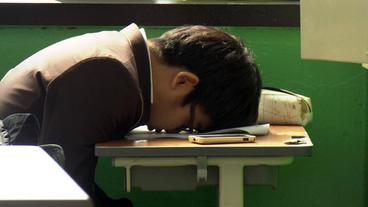 Schlafender Schüler im Klassenraum.