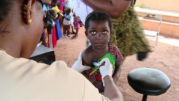 Ein Mädchen wird in Kourémalé untersucht. 