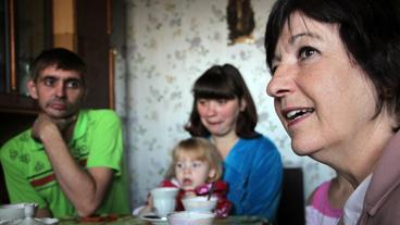 ARD-Korrespondentin Birgit Virnich bei einer Familie in der Ukraine