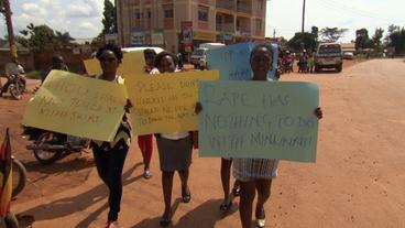 Weltspiegel – Uganda: Junge Frauen in Uganda protestieren.