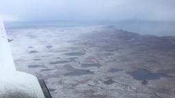 Land in Sicht. Wir fliegen für den Weltspiegel zu den äußeren Hebriden. Der Blick aus der Propeller-Maschine zeigt den kargen Rand Schottlands. 