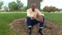 Ex-Häftling James Taylor seitzt an einem Baum