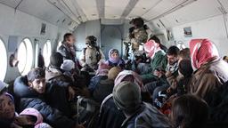 Der Transporthelikopter beginnt seinen Rückflug. 35 jesidische Flüchtlinge, fast ohne Gepäck. Diese Menschen mussten alles hinter sich zurücklassen.