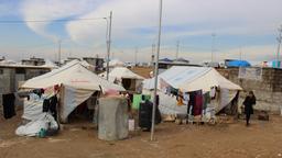 In Zelten wie diesen, in Rohbauten, in ärmlichen Häusern bei Verwandten treffen wir junge Frauen und Mädchen, denen die Islamisten Gewalt angetan haben. 
