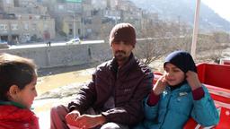 Auf diesem kleinen Zug können sich die Besucher am Rand des Flusses Kabul hin- und herfahren lassen. Dieser Mann hat seine zwei Nichten eingeladen.