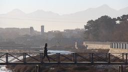 Kabul, die Hauptstadt Afghanistans, liegt an einem Fluss, umgeben von Bergen. Mehr als 3 Millionen Menschen leben hier, aber Orte fürs reine Vergnügen gibt es kaum. 
