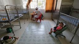 Eine Schwester versorgt Kinder im Krankenhaus in Saigon