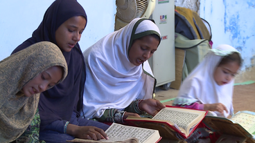 Junge Frauen in einer Koranschule lesen im Koran. 