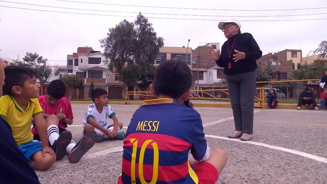 Peru: Bei Trainerin Maria stehen die kleinen Kicker stramm, gehorchen aufs Wort