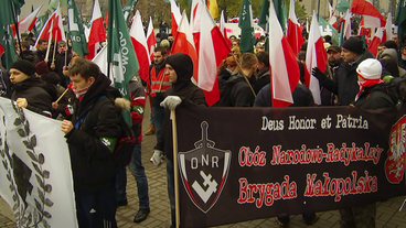 Teilnehmer einer Demonstration mit Fahnen und Banner