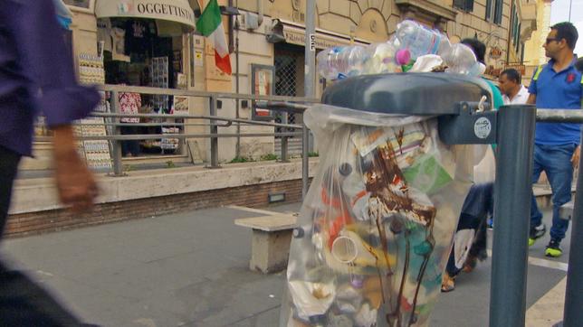Ein überquellender Abfalleimer in Rom