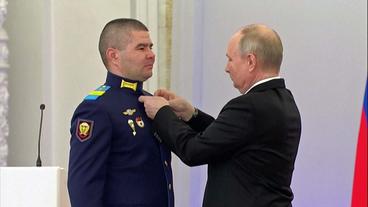 Putin verleiht Orden an Soldaten