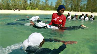 Sansibar: Siti, Muslima, bringt jungen Mädchen Schwimmen bei