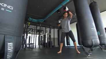 Kickboxerin Hala Al Hamrani trainiert in Studio 