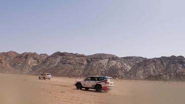 Auto bei Rallye in Wüste 