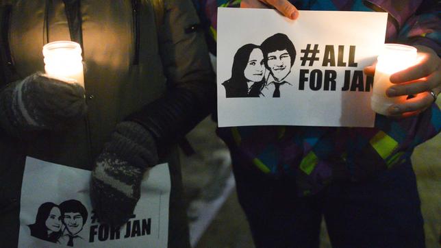 Menschen halten Plakate mit dem Bild des ermordeten Journalisten Ján Kuciak in der Hand