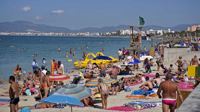 Strand mit vielen Badegästen auf Mallorca