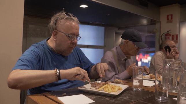 Bild: SWR Männer essen im Restaurant.