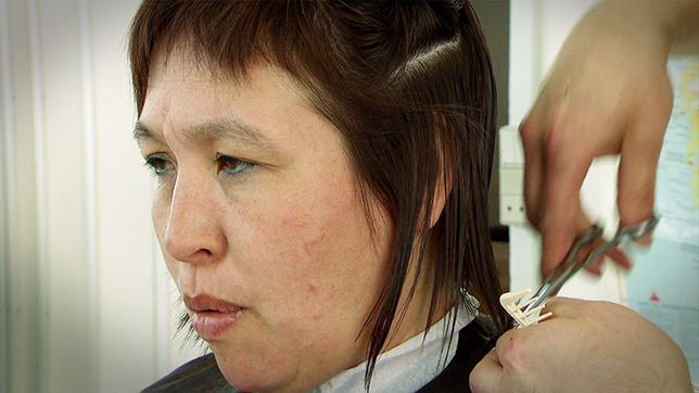 Bild: SWR Frau bekommt Haare geschnitten