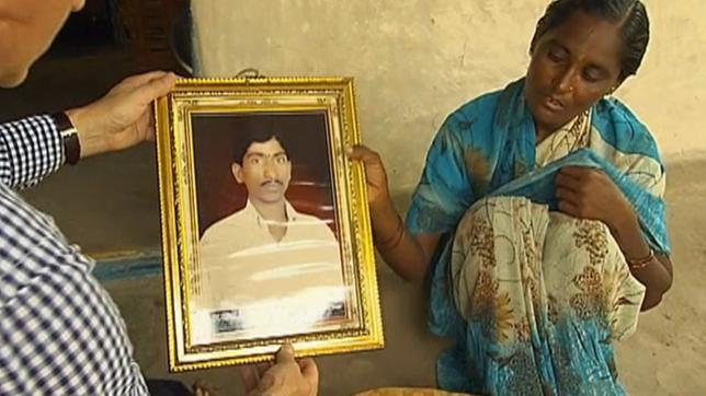 Sasi Kala mit Foto ihres verstorbenen Mannes