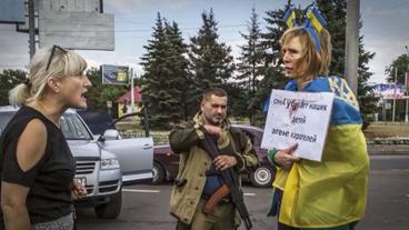 Irina Dovgan, von Anhängern der Separatisten gedemütigt.
