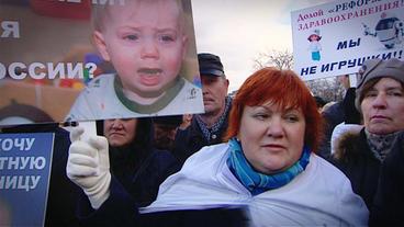 Bild: SWR Eine Frau auf einer Demonstration in Moskau mit einem Plakat.