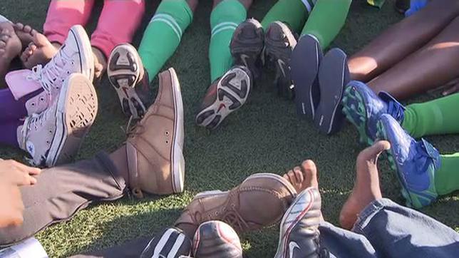 Schuhe und Beine von Fußballspielern