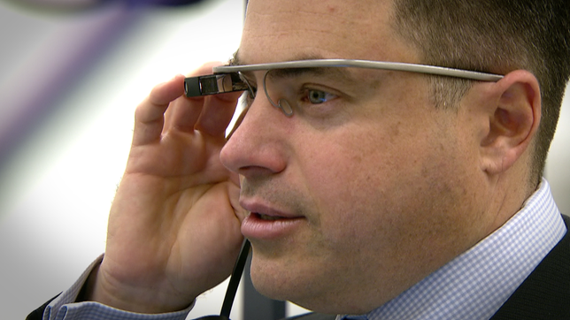 Mann mit Minicomputer-Brille Google Glass