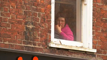 Frau schaut aus Fenster