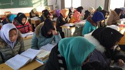Junge muslimische Frauen lernen Arabisch in Gedangdian (Provinz Henan)