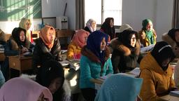 Muslimische junge Frauen im Unterricht