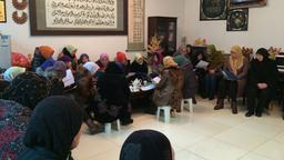 Koranunterricht für die älteren Frauen im Dorf