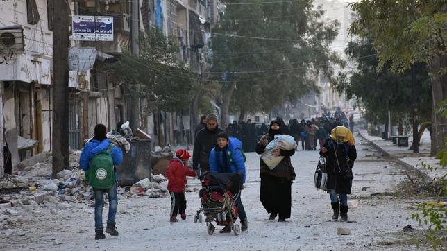 Menschen fliehen aus dem östlichen Teil Aleppos.