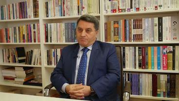 Bild: SWR Omar Abdelkarim an Schreibtisch