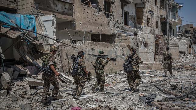 Kämpfer der syrischen Opposition in den zerstörten Straßenzügen von Rakka.