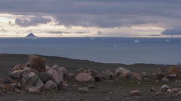 "Ein Blick in die Natur macht vieles erträglicher": Eisberge ziehen an der Militärbasis vorbei.