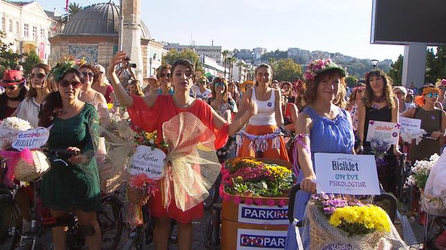 Demonstration für Freiheit: Frauen beim Fahrradkorso