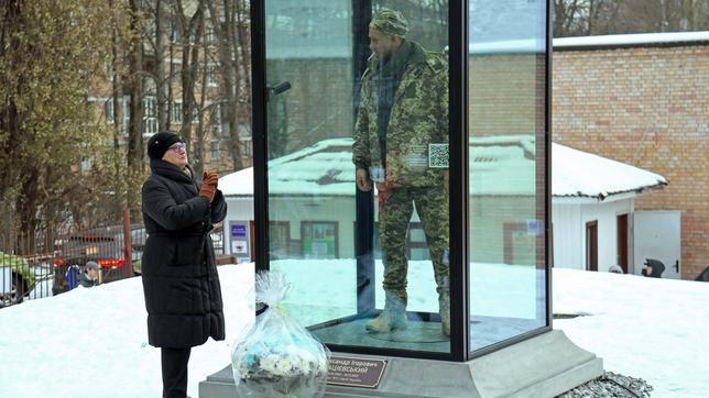 Denkmal für den ermordeten ukrainischen Soldaten Oleksandr Mazijewskyj 