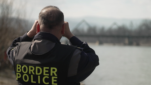 Mitglied der rumänischen Grenzpolizei mit Fernglas