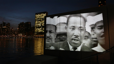 Bild: SWR Martin Luther King auf Leinwand vor Hochhauskulisse