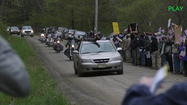 Aktivisten fahren mit Autos und Motorrädern nach Hancock