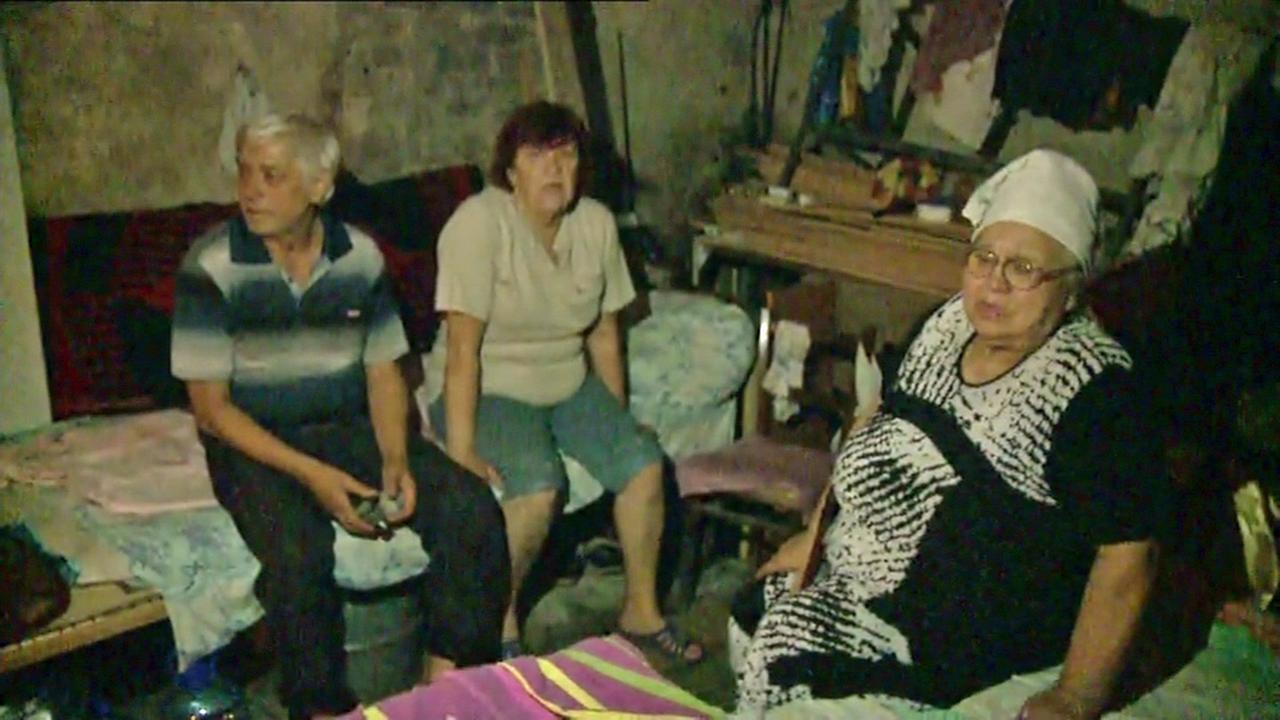 Die meisten Zivilisten sind aus dem Süden von Donezk, Ilowaisk geflohen. Die wenigen, die geblieben sind, müssen Tag und Nacht in Kellern sitzen, weil pausenlos geschossen wird.