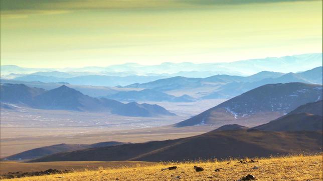 Endlose Steppe - die Mongolei hat nicht mal so viele Einwohner wie Berlin.